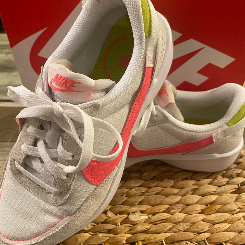NIKE WAFFLE DEBUT WOMENS 8 NWOT